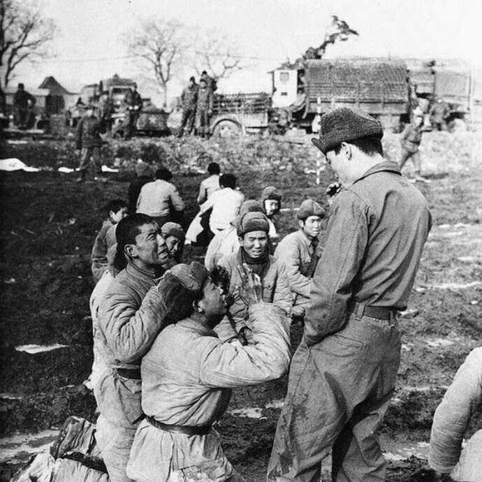 Китайские солдаты просят пощады у южнокорейского солдата, думая, что их казнят, 1951