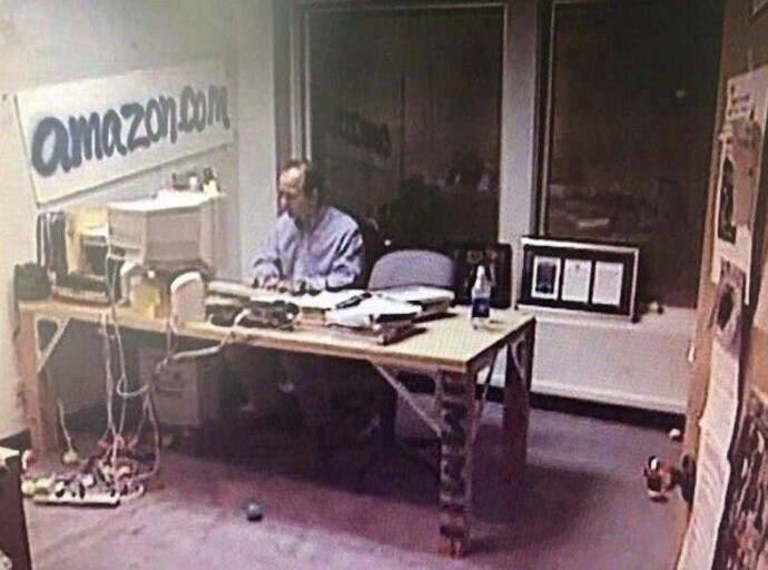 Джефф Безос, ныне самый богатый человек мира, в своем офисе в 1999 году