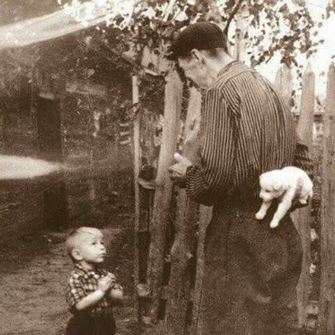 Мальчик ждет, пока отец подарит ему долгожданный подарок, 1929