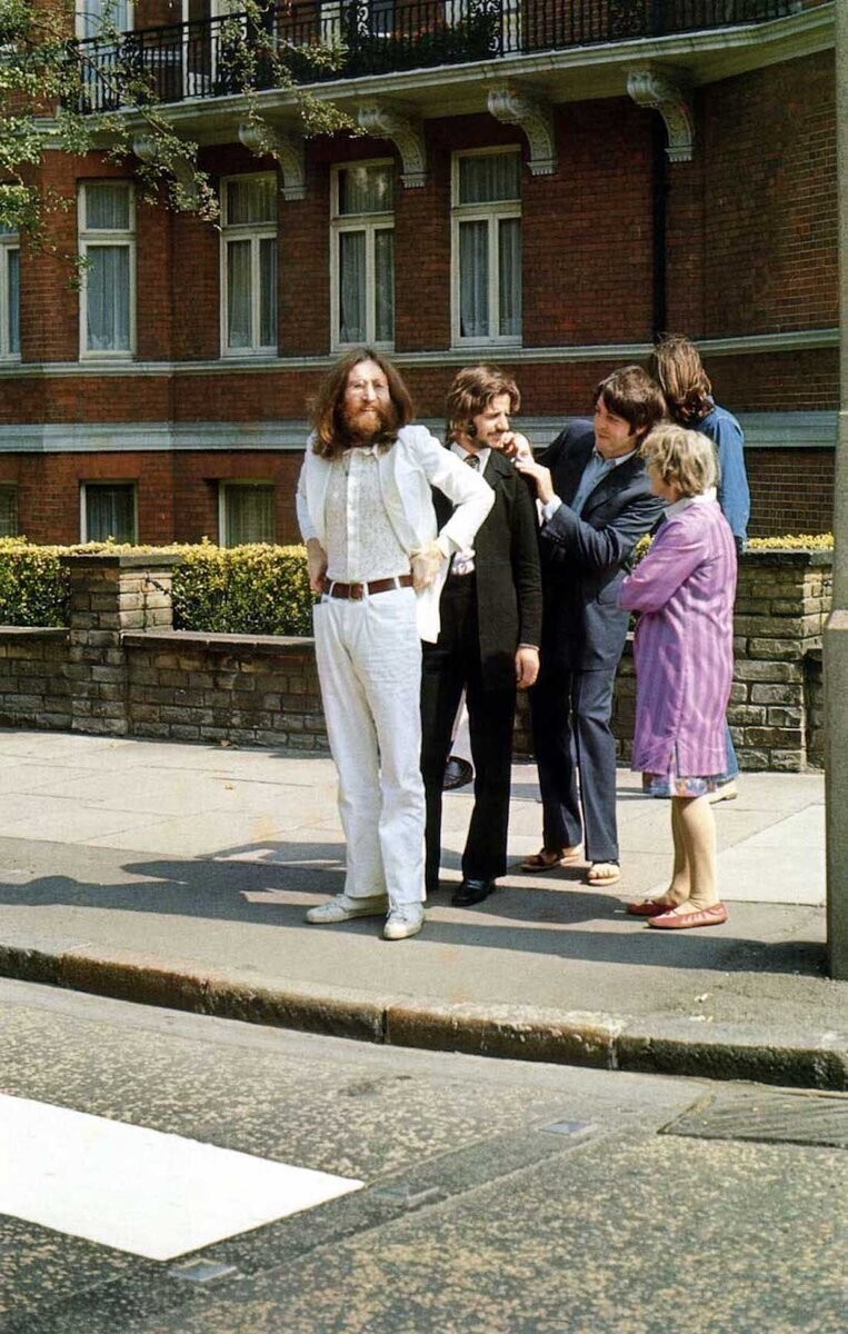 Группа The Beatles готовится переходить Эбби-Роуд для легендарной обложки альбома Abbey Road, 1969