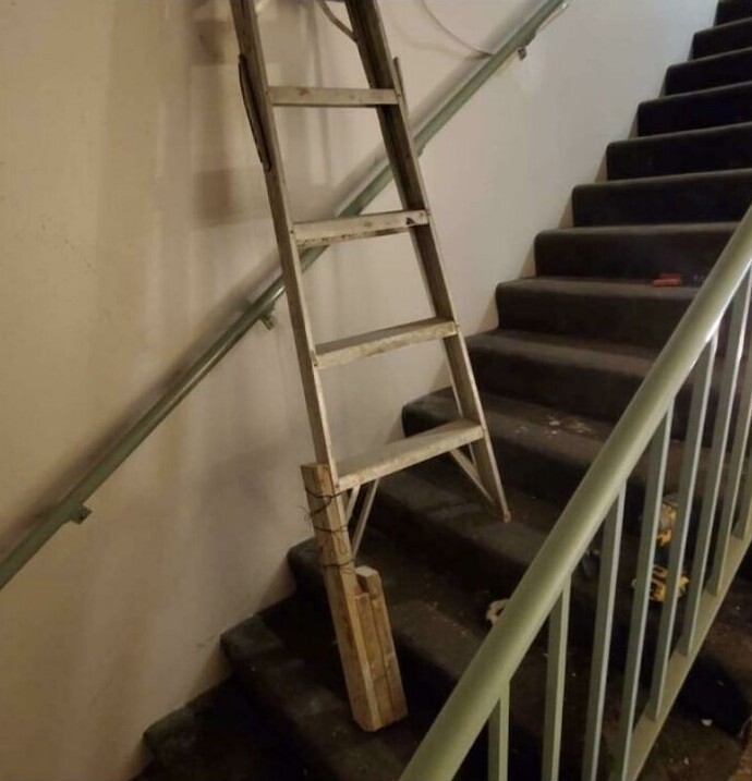 Бригадир сказал, теперь лестницу не перекосит!