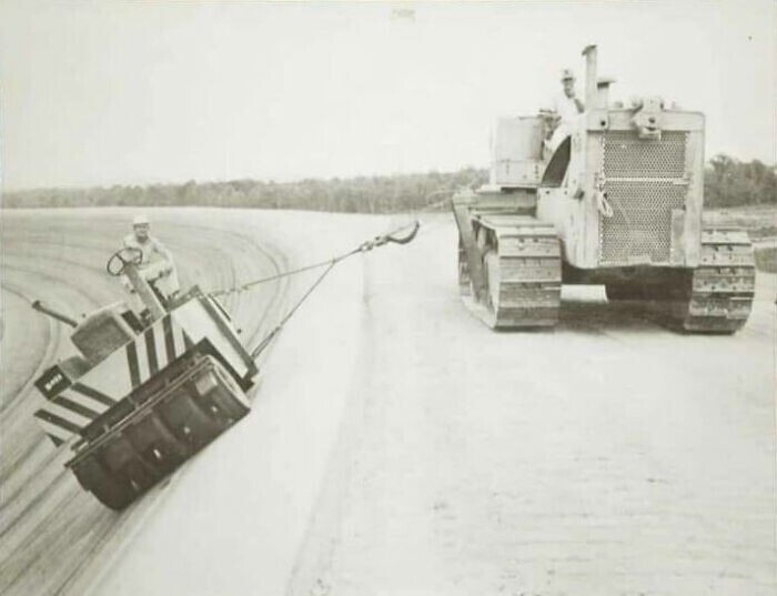 Укладка асфальта на откосах шоссе в 1969 году