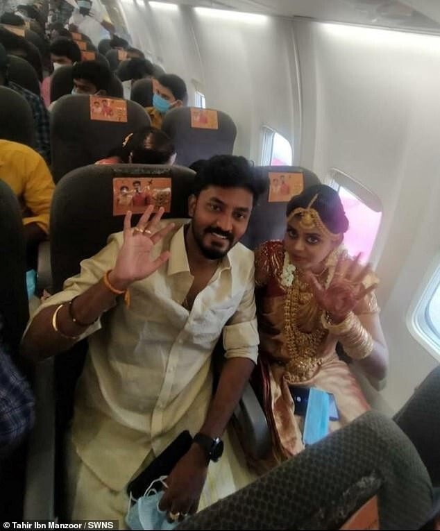 Пара из Индии провела свадьбу в самолете в обход антиковидных мер