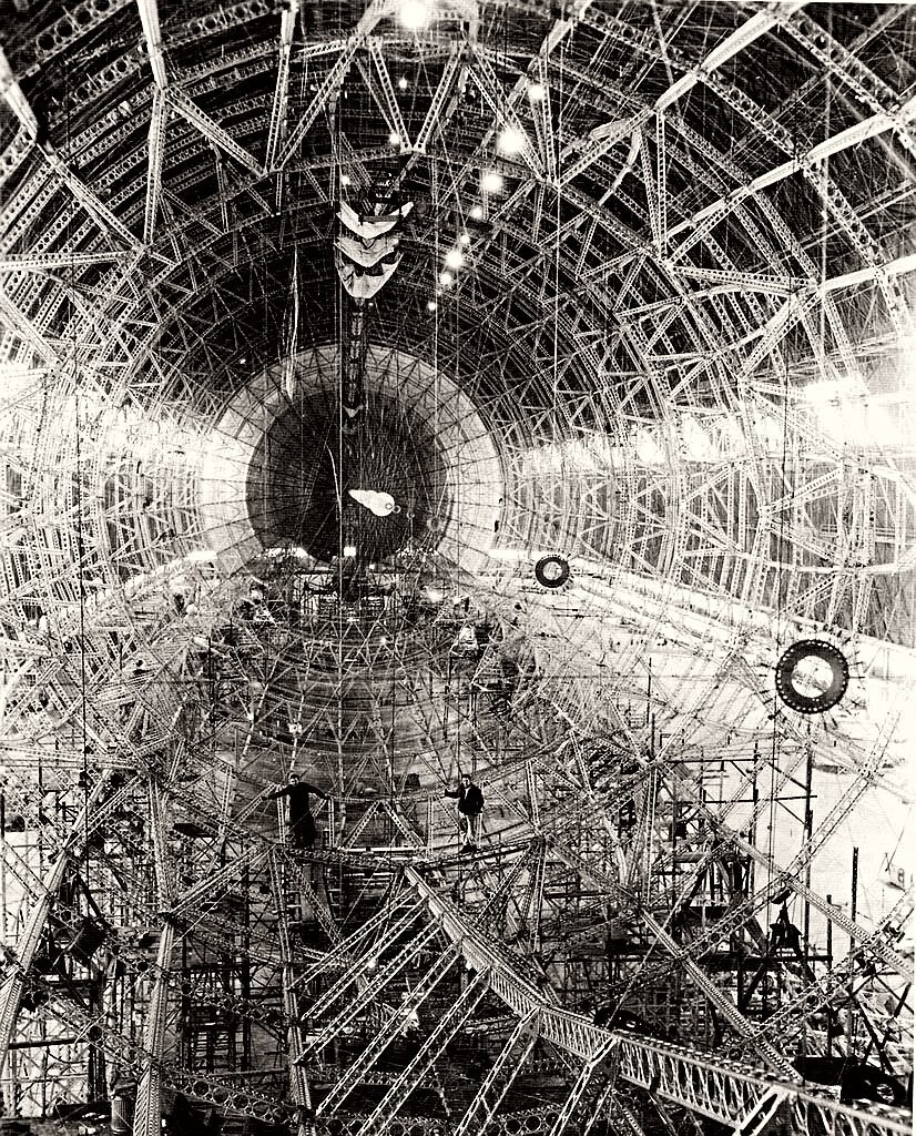 1930 ... USS Akron: монтажники внутри жёсткого каркаса корпуса во время изготовления одного из крупнейших в мире цеппелинов