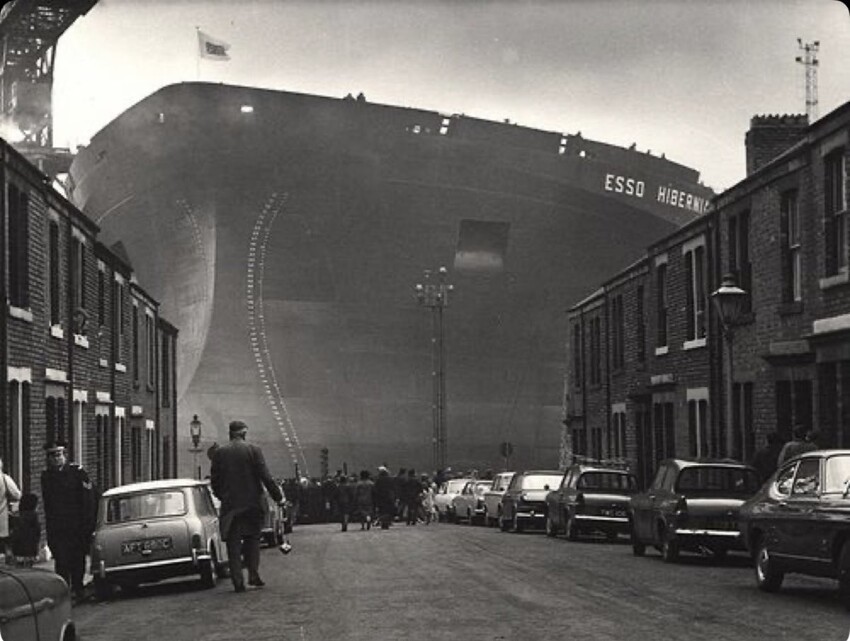 Вид носовой части танкера Esso Hibernia на фото 1970 года, сделанное во время его постройки, поражает несоразмерностью с улицей в городе Сен-Назер