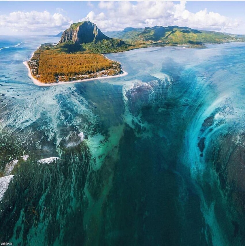 Подводный водопад Ле Морн Брабан у побережья Мавриканских островов производит впечатление обычного и лишь едва различимая водная рябь на поверхности океана, говорит о том, что это не так