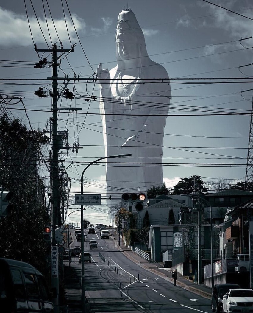 Стометровая статуя бодхисаттвы Каннон феерически возвышается над японским городом Сэндае