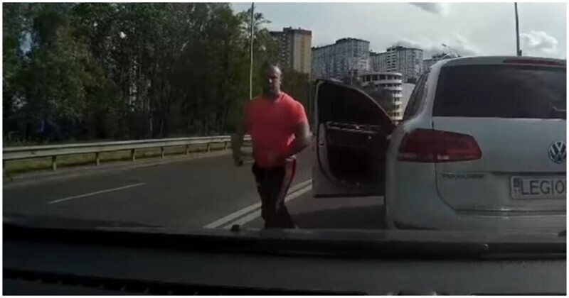 Качок с битой напал на автомобиль в Киеве