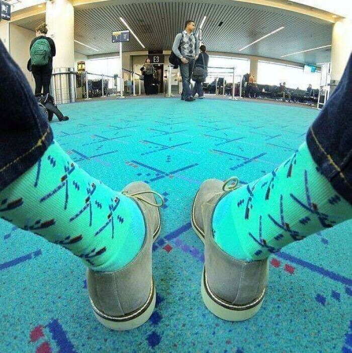 В аэропорту Портленда можно купить носки в цвет коврового покрытия в здании аэропорта