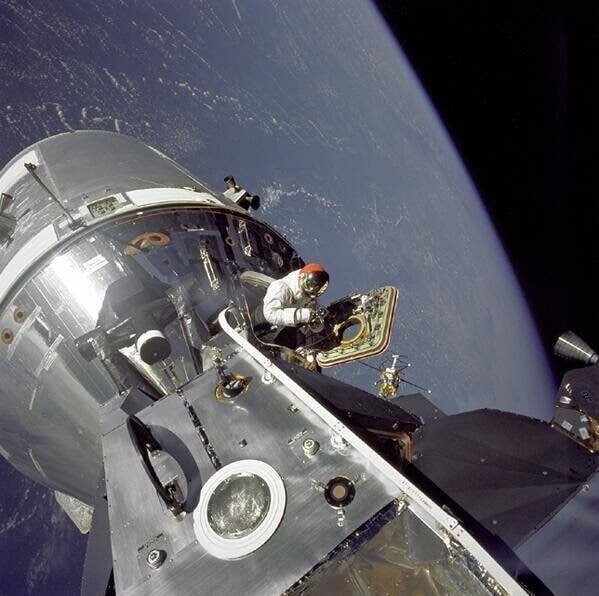 Дэвид Скотт выходит в открытый космос из корабля Аполлон-9. 1969 г.