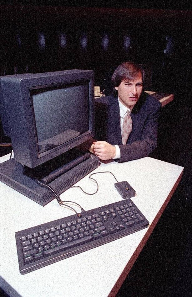 Стив Джобс демонстрирует персональный компьютер NeXTstation, Сан–Франциско, 1990 год