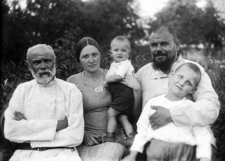 Николай Николаевич Дроздов на руках у матери. Слева - дед Сергей Иванович. Справа - отец с братом Сергеем. 1940 год.