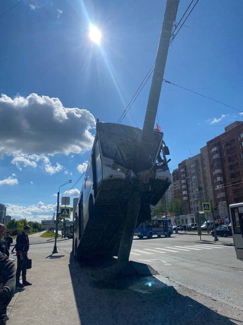 В Петербурге автобус врезался в мачту освещения и повис на ней