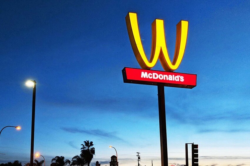 2. Перевернутые «золотые арки» McDonald’s – 75 000 долларов