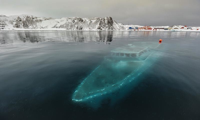 Затонувший корабль в Антарктиде