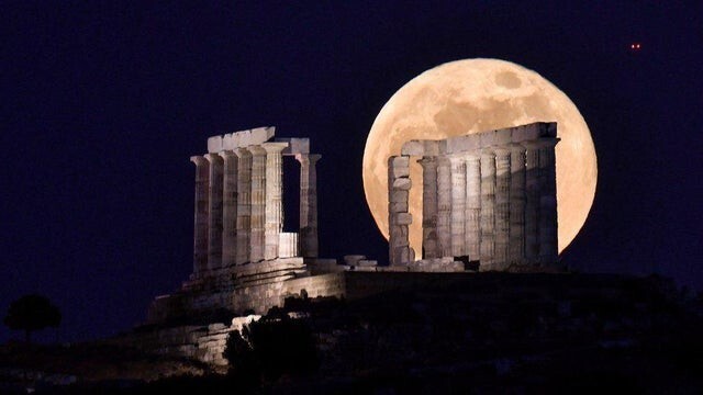 Супер кровавая луна понимается над храмом Посейдона