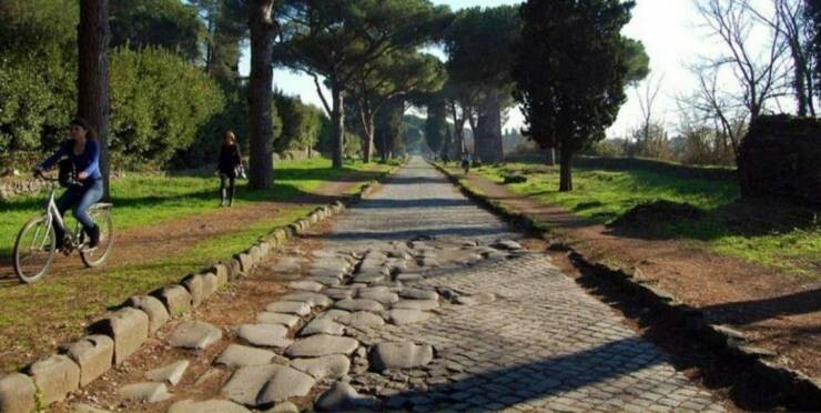20. В Риме есть дорога, построенная в 321 году до нашей эры. Ее используют до сих пор.