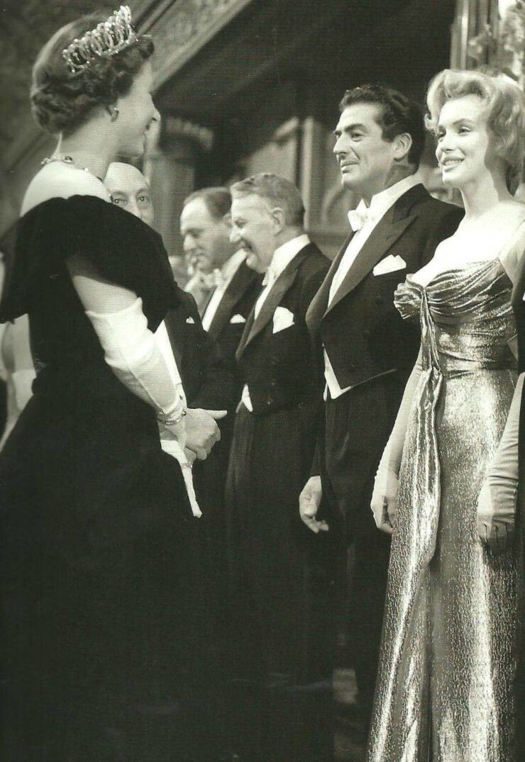 38. Встреча королевы Елизаветы II и Мэрилин Монро, 1956 год