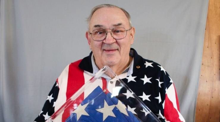 16. Роберт Г. Хефт разработал дизайн американского флага в 17 лет в 1958 году для школьного проекта по истории. Ему поставили четверку. После того, как президент Эйзенхауэр лично сказал ему, что из 1500 вариантов выбрали его дизайн, оценку изменили н