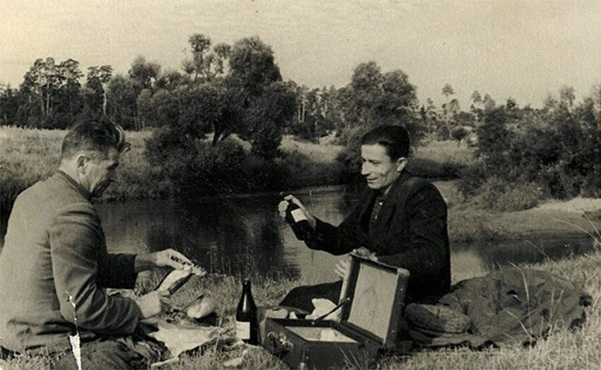 Илья Ильф и Евгений Петров на пикнике у реки. Примерно 1930-е гг.