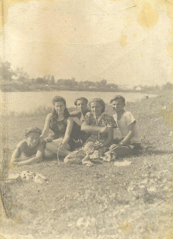 Леонид Быков с друзьями и школьными подругами на берегу реки Казенный Торец, против пос.Прокатчиков, 1947 год