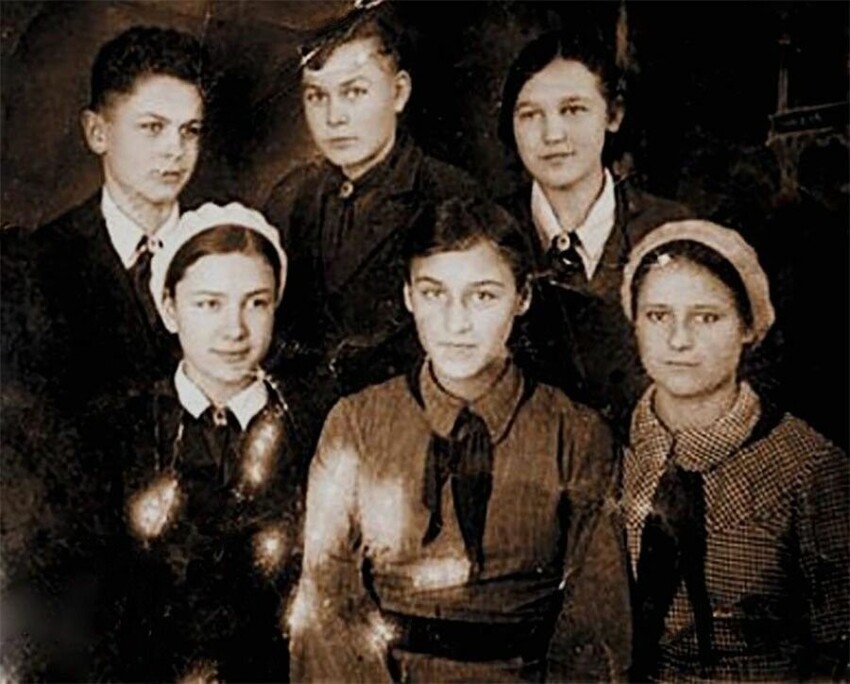 Ноябрина Мордюкова с сёстрами и братьями, 1930-е годы