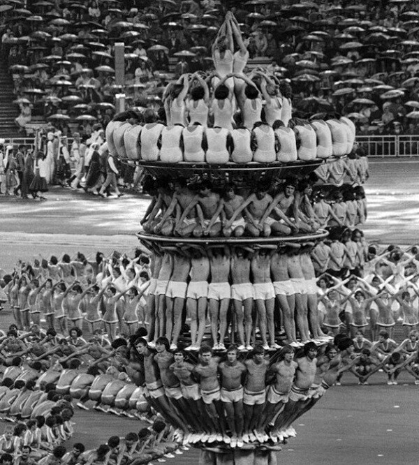 Живая пирамида на открытии Игр XXII Олимпиады. Москва. СССР. 1980 г.