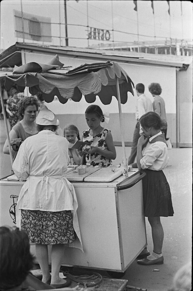 1965. Торговля мороженым возле стадиона им.Ленина