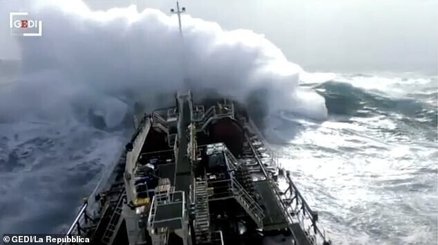 Помоги вам Бог: танкер в Атлантике попал в идеальный шторм