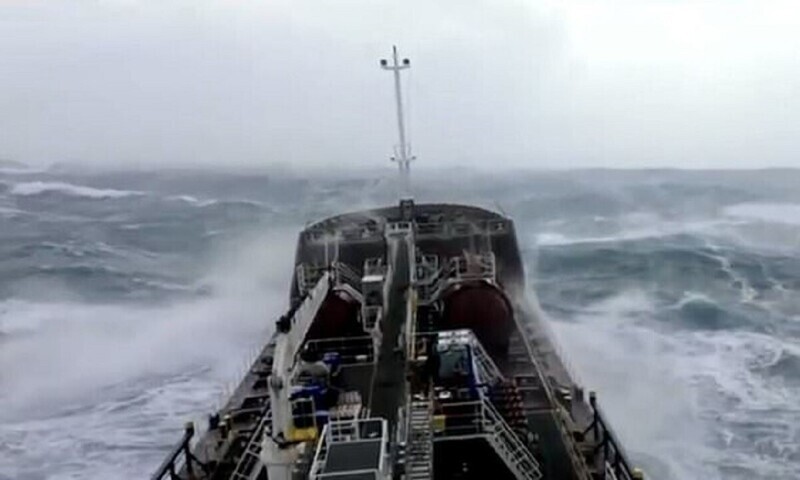 Помоги вам Бог: танкер в Атлантике попал в идеальный шторм