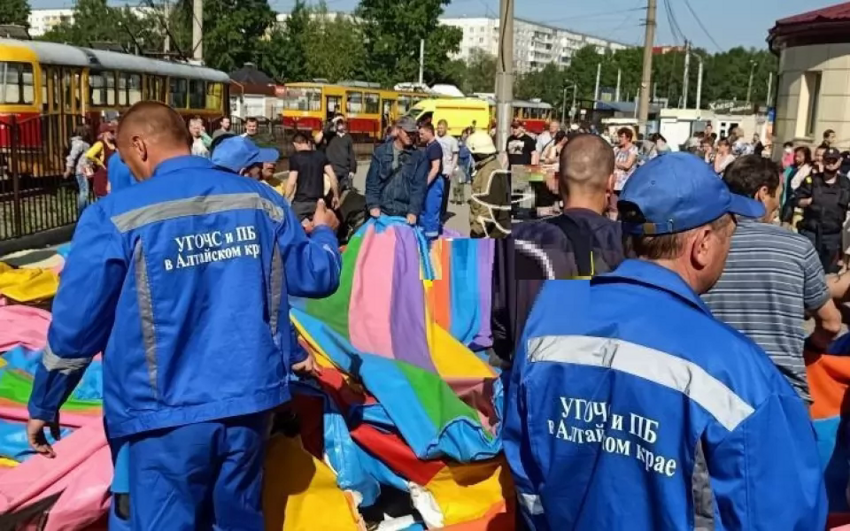 В Барнауле дети вылетели из лопнувшего батута на трамвайные рельсы