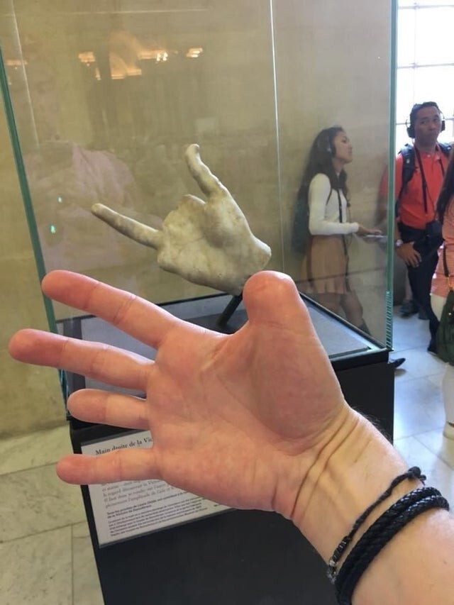 Скульптура дополняет мою руку