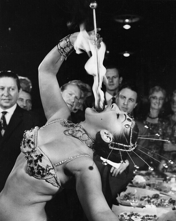 Жасмин Треванна, известная как Ясмин Пожиратель огня, выступает на фестивале Magic Circle в театре Scala в Лондоне. Англия, 1961 год.