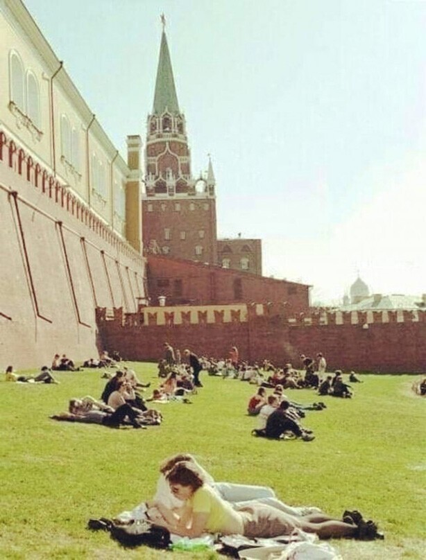 Moсквичи отдыхают на газоне у Кремлёвской стены. Москва, Россия, 1999 год