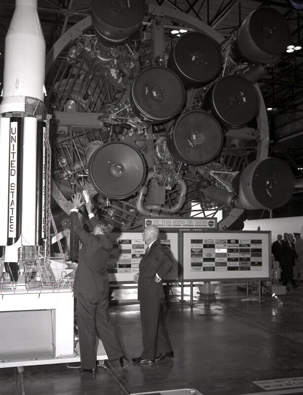Вернер фон Браун показывает президенту США Дуайту Эйзенхауэру ракету S1 Stage корабля Saturn 1, Центр космических полетов им. Маршалла, Хантсвилл, Алабама, США, 8 сентября 1960 г.