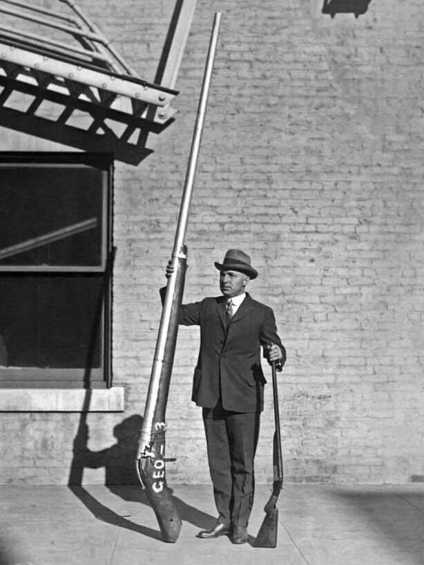 Главный инспектор охоты США Джордж А. Юрист с конфискованным ружьем 10,9 дюйма и весом 250 фунтов, которое использовалось для охоты на уток. 1920 г.