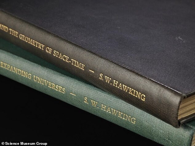 В коллекцию вошли работы Хокинга на 10 тысяч страниц