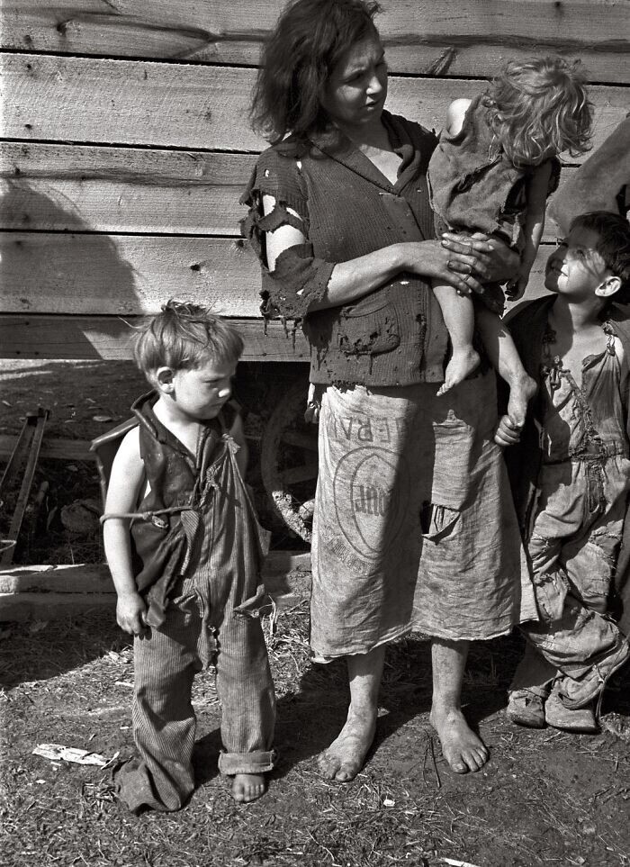 22. Семья из матери и девяти детей, живущая в поле на американском шоссе 70 у реки Теннесси, март 1936 года