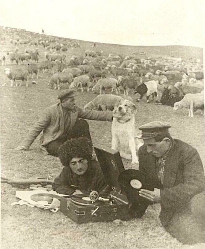 23. Пастухи слушают музыку, Азербайджан, 1939 год
