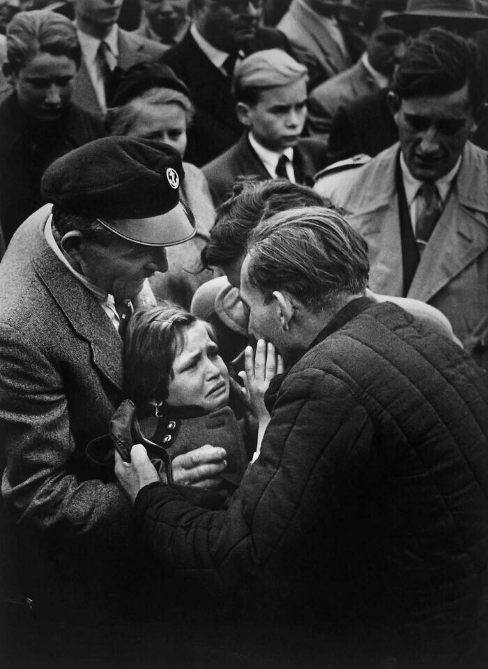 25. Воссоединение немецкого заключенного времен Второй мировой войны, освобожденного Советским Союзом, с его 12-летней дочерью, которая не видела его с младенчества. 1956 г.