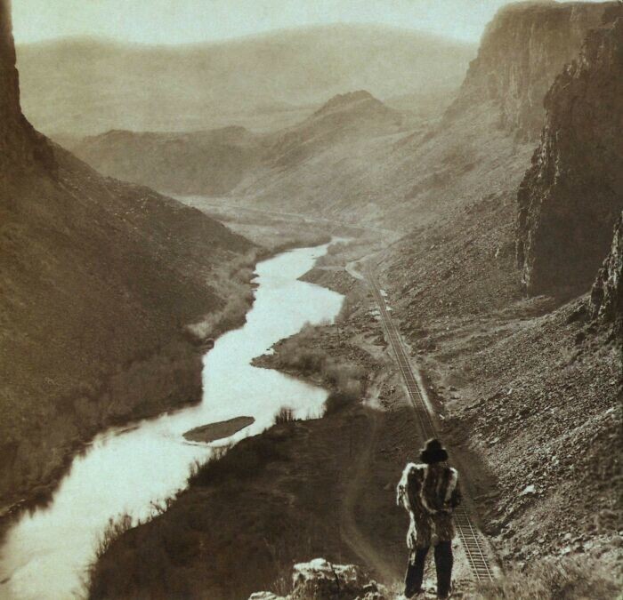 32. Индеец смотрит на новую трансконтинентальную железную дорогу в Неваде, 1869 г.