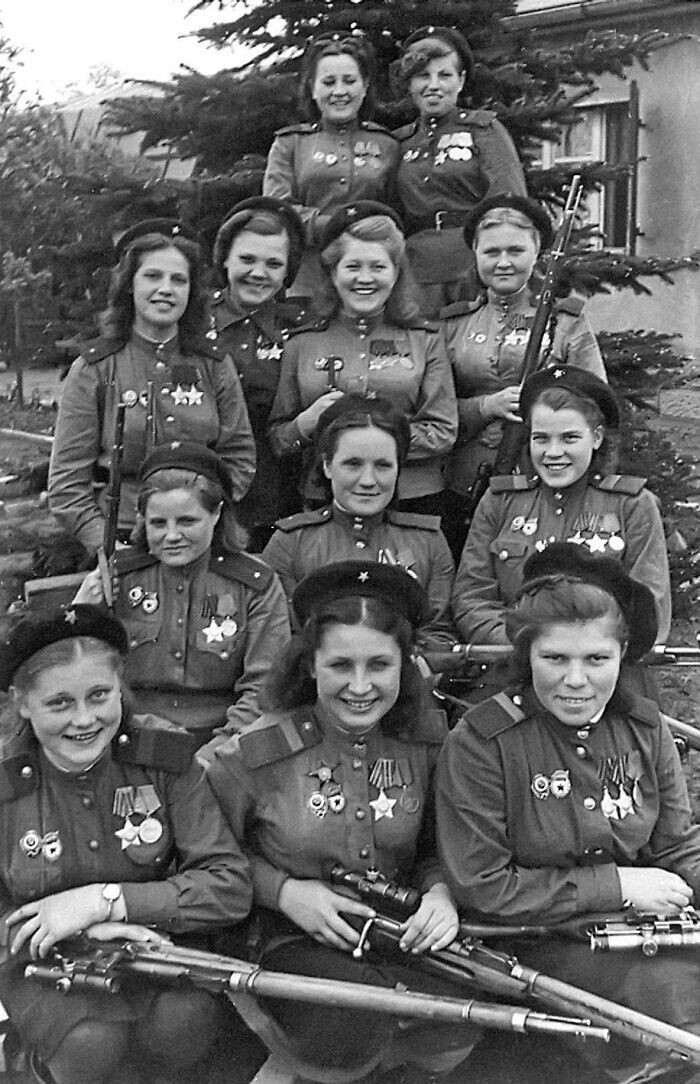 19. Женщины-снайперы 3-й ударной армии 1-го Белорусского фронта, на их счету 775 убитых. Германия, май 1945 года