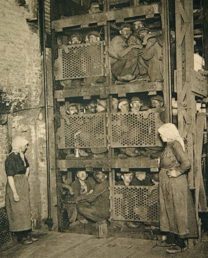 10. Шахтеры поднимаются из шахты в лифте после рабочего дня. Бельгия, 1920-е года