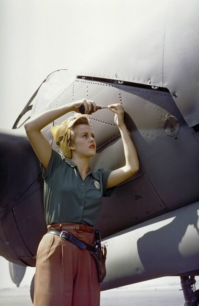 13. Сотрудница военно-промышленной корпорации Lockheed Martin Салли Уодсворт работает над фюзеляжем Локхид P-38 «Лайтнинг» в Калифорнии в 1944 году