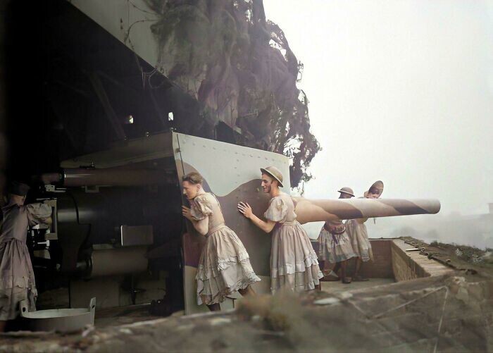 9. Британские солдаты (прерванные немецким рейдом во время репетиции оперы "Пираты Пензанса") управляют 6-дюймовой пушкой BL Mark VII в форте Шорнемид, Англия, 1940 г.