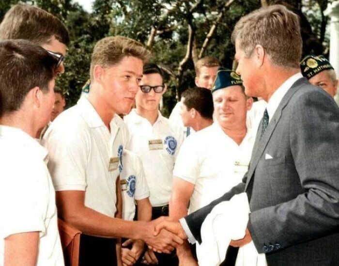 20. Билл Клинтон на встрече с Джоном Ф. Кеннеди в Белом доме, 1963 год