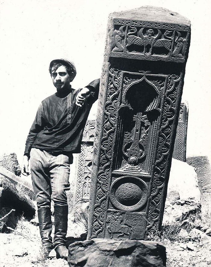На армянском кладбище в Джульфе находилось около 10 000  надгробных памятников-«хачкаров» тонкой работы, датируемых IX-XVII веками. В 1998 и 2006 годах правительство Азербайджана уничтожило их все