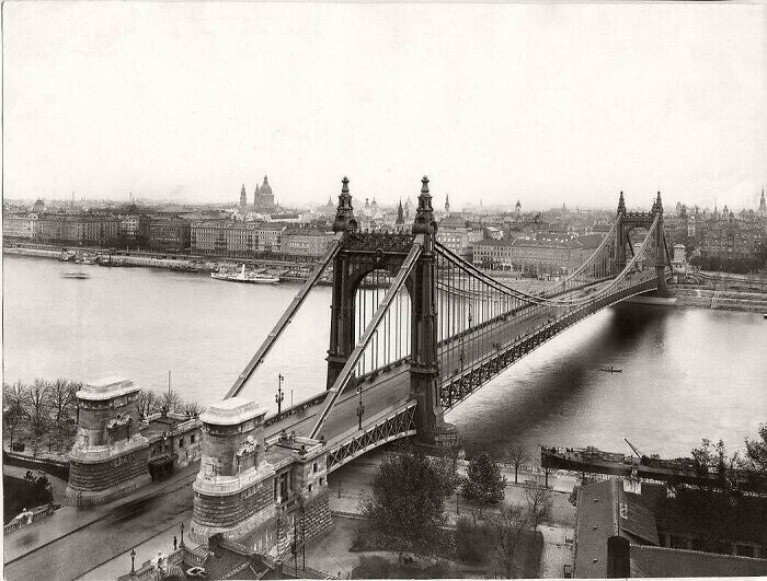 Мост Елизаветы, построенный в 1903 году в Будапеште. В то время это был самый длинный однопролетный мост в мире. Взорван отступающими немцами в 1945г.