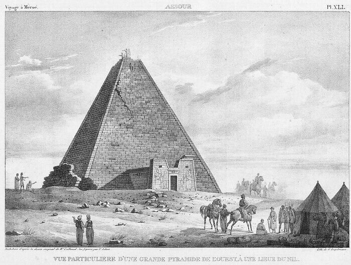 2000-летняя пирамида в Судане, разрушенная в 1800-х годах итальянскими охотниками за сокровищами