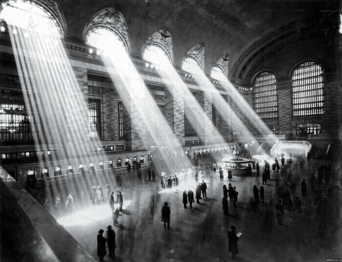 Вокзал Гранд Централ, Нью-Йорк, 1929 г. Больше такое фото не сделать: построенное напротив здание заслоняет солнечный свет